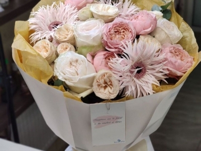 Букет с садовыми розами и воздушными герберами