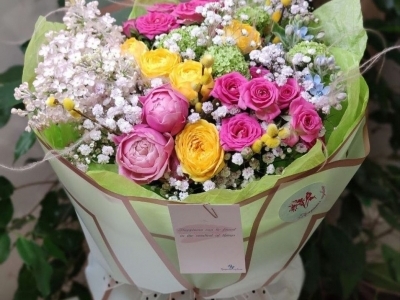 Букет с сиренью, садовыми розами, вибурнумом и гипсофилой