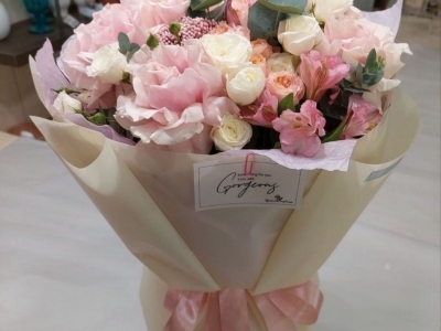 Букет с французской и пионовидными розами, альстромерией и эвкалиптом