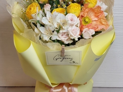 Букет маком, розами пионовидными, альстромерией и эустомой