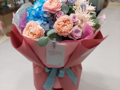 Букет с герберами, гортензией, пионовидными и кустовыми розами