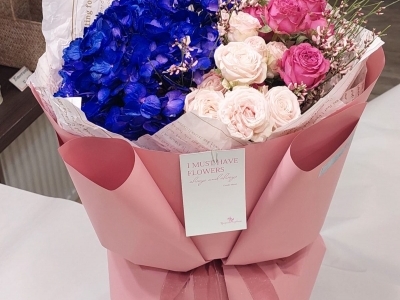 Букет с гортензией, пионовидными розами, генистой и сиренью