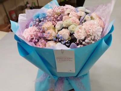 Букет с хризантемами Сантини, гвоздиками, розами, гипсофилой