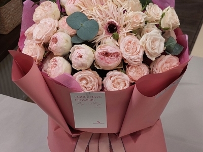 Букет из гербер, роз различных сортов и эвкалипта