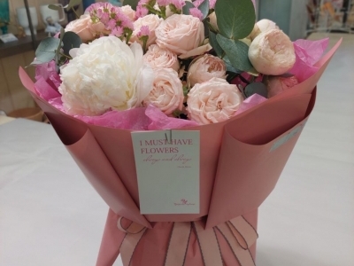 Букет с пионами, садовыми пионовидными розами и эвкалиптом