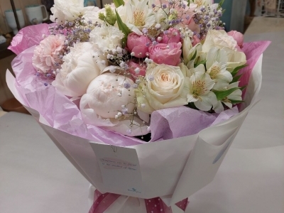 Букет с пионами, альстромерией,  эустомой и кустовыми розами