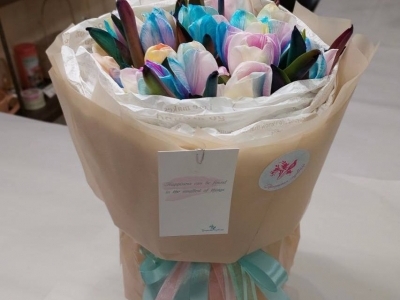 Букет из радужных тюльпанов