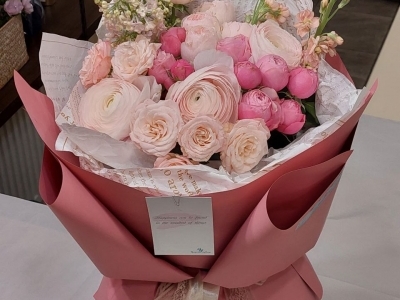 Букет с ранункулюсами, сиренью, матиолой и пионовидными розами