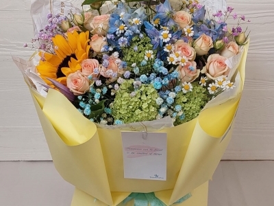 Букет с дельфиниумом, гипсофилой, вибурнумом, кустовыми розами, подсолнухом