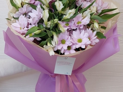 Букет из хризантем и альстромерии