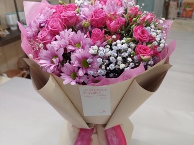 Букет из кустовых роз, хризантем и гипсофилы