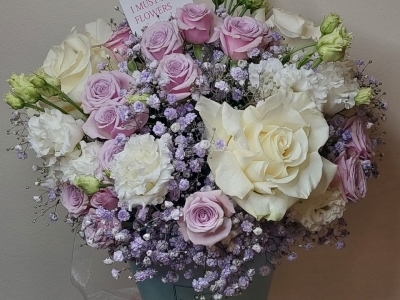 Цветочная композиция в конусной коробке с французскими розами, кустовыми розами, эустомой и гипсофилой