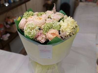 Букет с вибурнумом,  пионовидными розами,  астильбой и гвоздикой