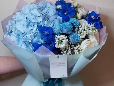 Букет с гортензией,  дельфиниумом, сиренью и ранункулюсами