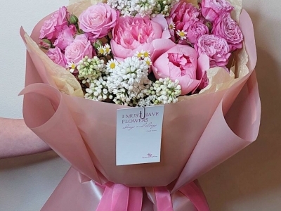 Букет с сиренью, пионами, пионовидными розами и танацетумом