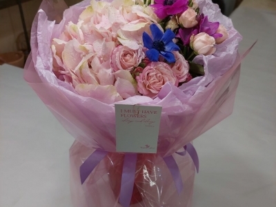 Букет с гортензией, фрезией и анемонами