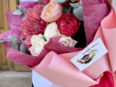 Букет с георгином, пионовидными кустовыми розами и эвкалиптом