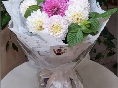 Букет с георгинами и малиной