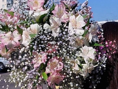 Букет из воздушной гипсофилы и нежной альстромерии