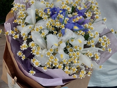 Букет из ирисов и ромашек