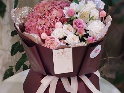 Букет с гортензией, розами различных сортов, альстромерией