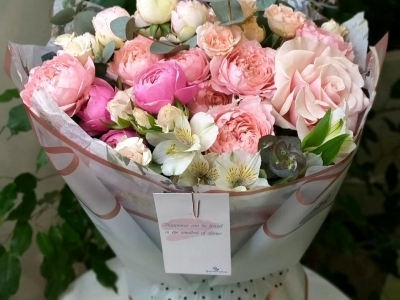 Букет микс из пионовидных роз и альстромерии