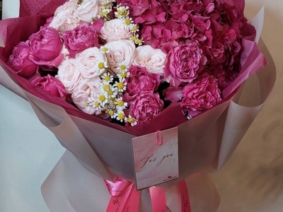 Букет с пионовидными розами, гортензией и танацетумом