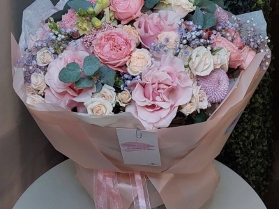 Букет с садовыми розами различных сортов, георгинами, гипсофилой, эвкалиптом