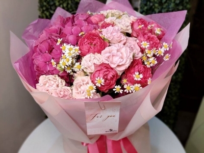 Букет с пионовидными розами, гортензией и танацетумом