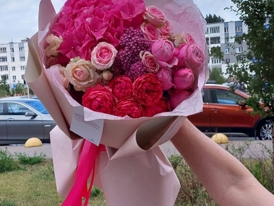 Букет с гортензией, садовыми розами и ахиллеей