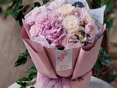 Букет с хризантемой Виенна Пинк и французскими розами