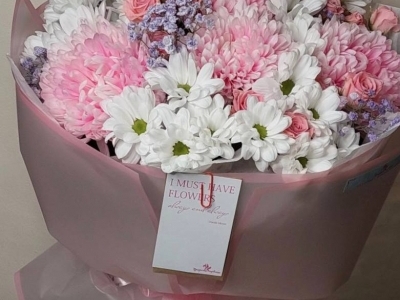 Букет с хризантемами Антонов Пинк Пастель, кустовыми хризантемами и розами, гипсофилой