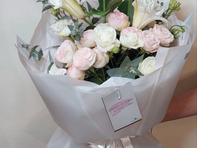 Букет с лилиями, розами Мэнсфилд парк, Брайдал Флоу и эвкалиптом