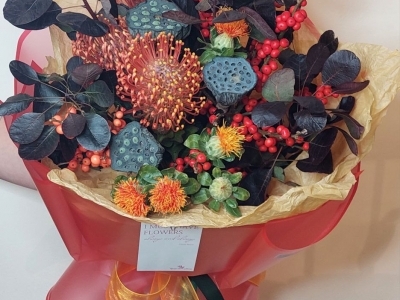 Букет с нутаном, картамусом, лотосом, ягодами илекса, котинусом и эвкалиптом?