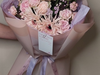 Букет с герберами, кустовыми пионовидными розами, хамелациумом и симфоликарпусом