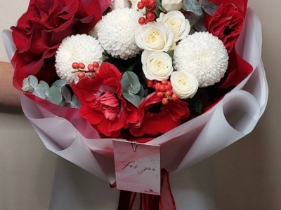 Букет с хризантемами, анемонами, французскими и кустовыми розами, ягодами илекса и эвкалиптом