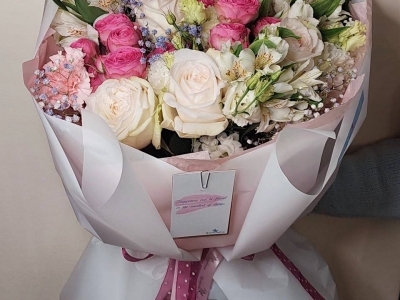 Букет с альстромерией, садовыми розами, гвоздиками, гипсофилой и эустомой