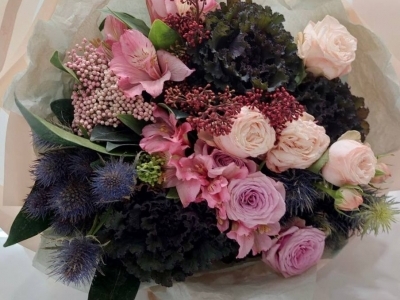 Букет с брассикой, альстромерией,  озотамнусом, пионовидными розами и эрингиумом