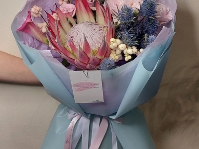 Букет с протеей,  французскими и кустовыми розами, каллами, эрингиумом