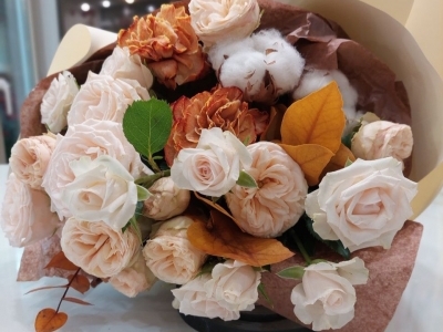 Букет с розами Джентл Трендсеттер,  диантусом, хлопком и крашенным эвкалиптом