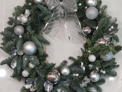 Рождественский веночек из пихты нобилис с новогодним декором