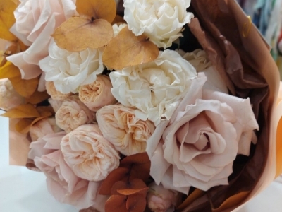 Букет с французскими и садовыми розами, эвкалиптом