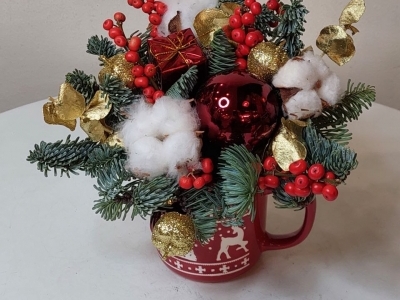 Чашка новогодняя в праздничном оформлении
