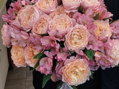 Букет из роз Джульетта и альстромерии Примадонна