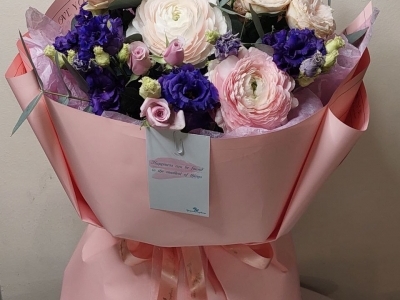 Букет с ранункулюсами, эустомой, пионовидными и кустовыми розами