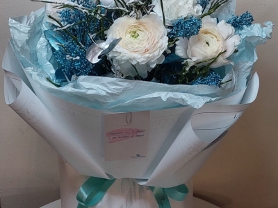 Букет с ранункулюсами, гвоздикой Блэк Пастель, скиммией,  вакуиниумом