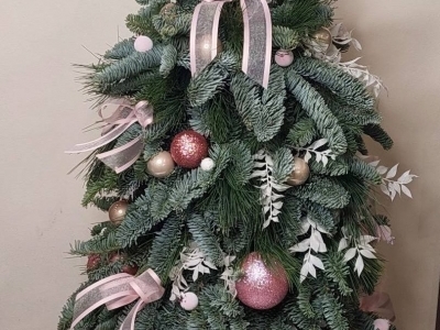 Ёлочка из веток пихты нобилис с новогодним декором