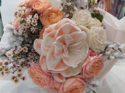 Букет с амариллисом, пионовидными розами, хамелациумом