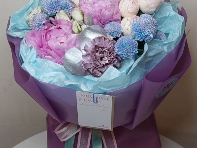 Букет с пионами Сара Бернар, хризантемами, гвоздиками, пионовидными и кустовыми розами и эвкалиптом