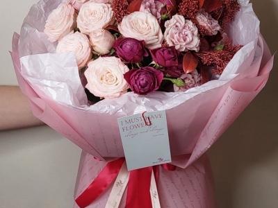 Букет с розами различных сортов и скиммией